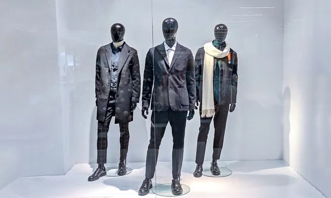 Group of three mannequins in a clothing store window as an example of the rule of three in visual merchandising